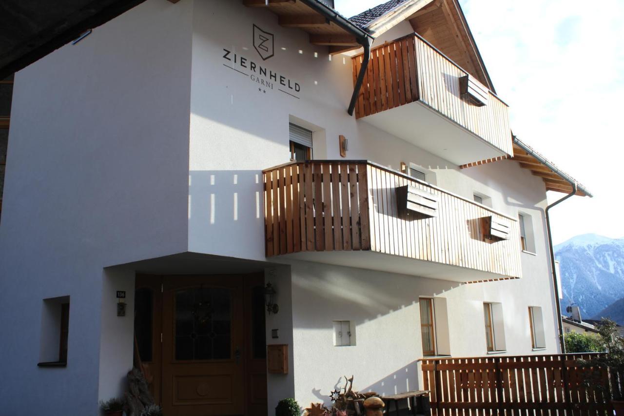 Bed and Breakfast Garni Ziernheld Malles Venosta Esterno foto