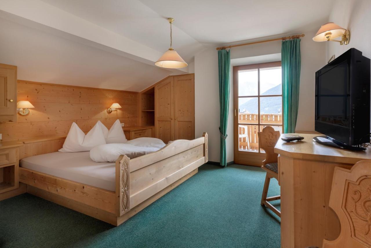 Bed and Breakfast Garni Ziernheld Malles Venosta Esterno foto