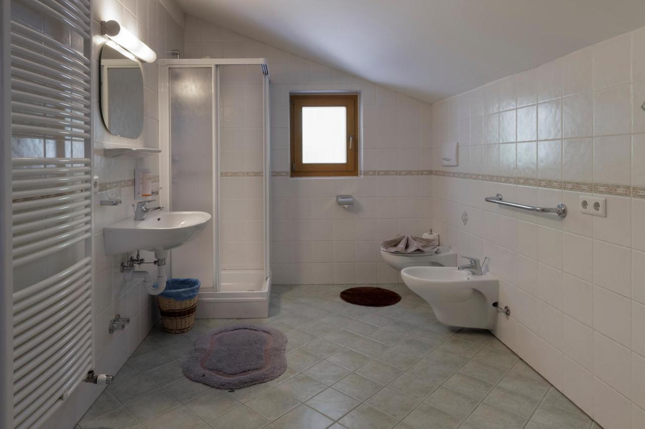 Bed and Breakfast Garni Ziernheld Malles Venosta Esterno foto