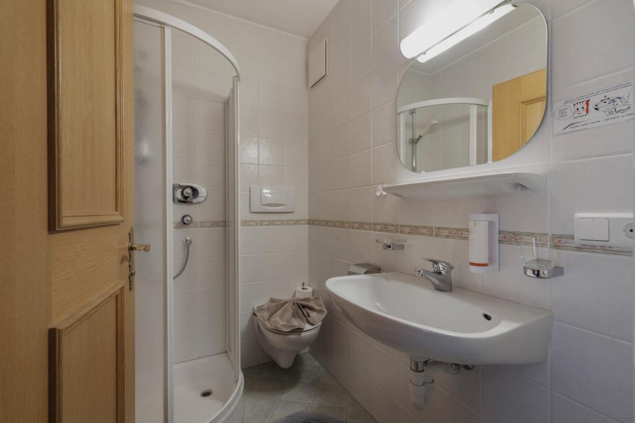 Bed and Breakfast Garni Ziernheld Malles Venosta Esterno foto
