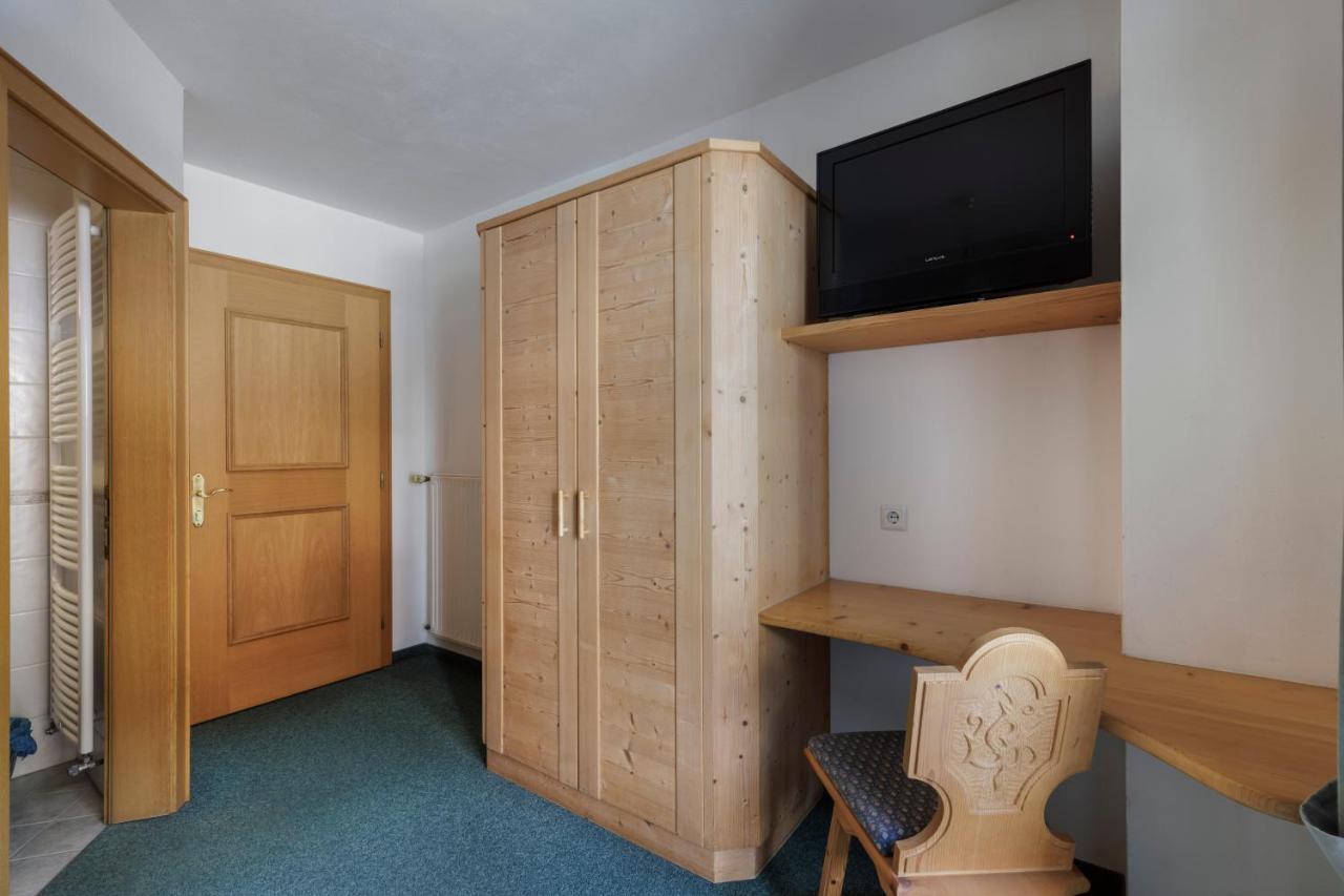 Bed and Breakfast Garni Ziernheld Malles Venosta Esterno foto