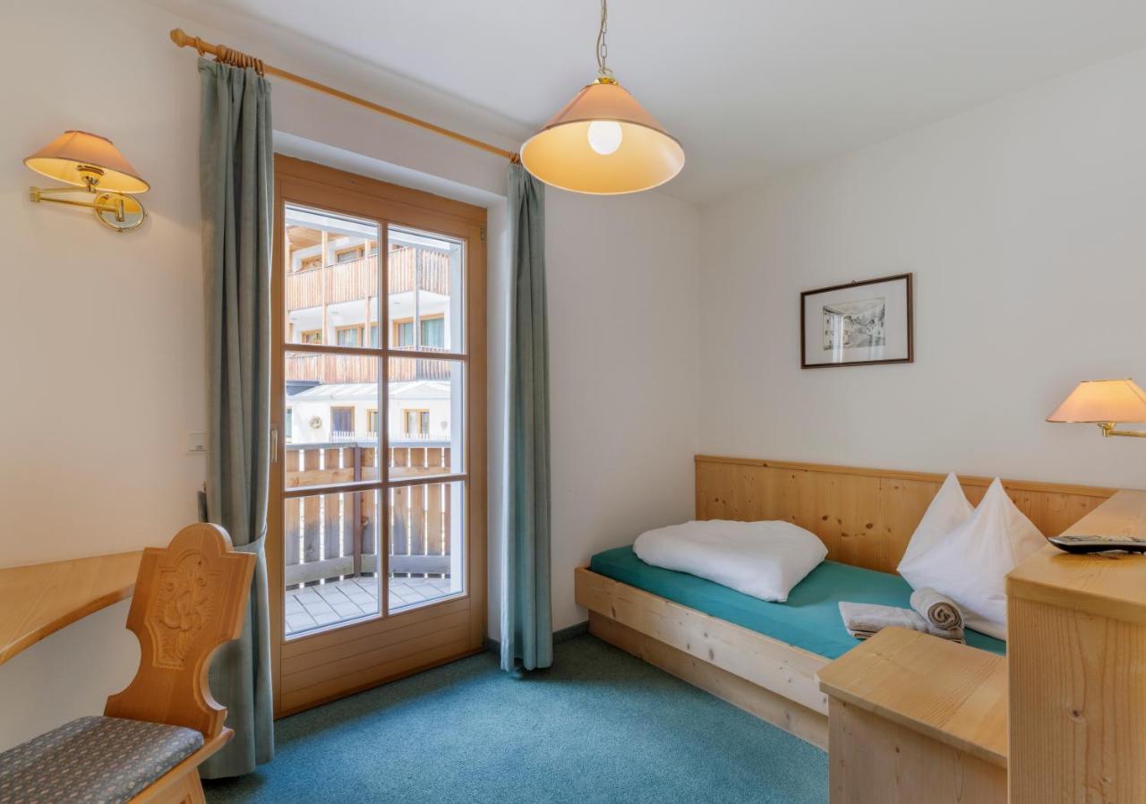 Bed and Breakfast Garni Ziernheld Malles Venosta Esterno foto