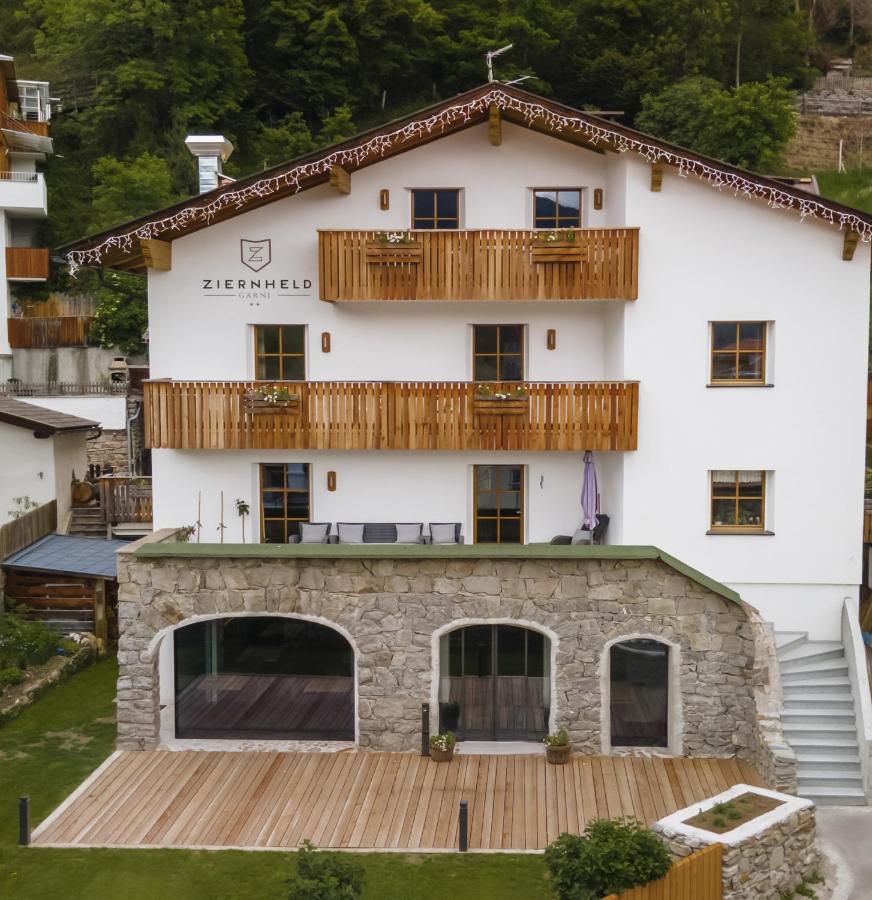Bed and Breakfast Garni Ziernheld Malles Venosta Esterno foto